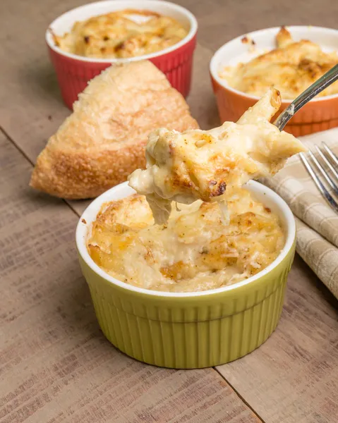 Fresh baked Dungeness Crab macaroni and cheese — Stock Photo, Image