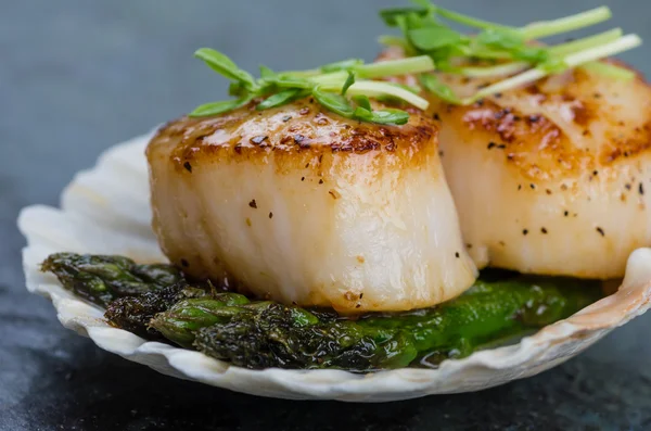 Sauteed scallops on the shell with asparagus — Stock Photo, Image