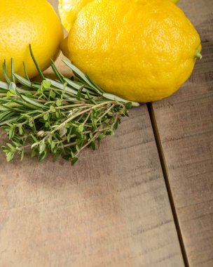 limon ve ahşap bir masa üzerinde otlar