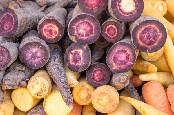 Cenouras cortadas de várias cores — Fotografia de Stock