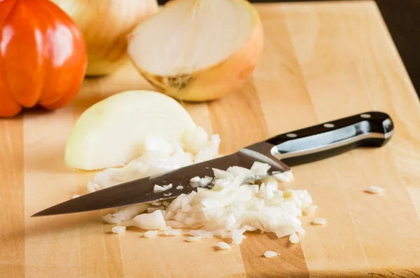 Cipolle a dadini con coltello affilato — Foto Stock