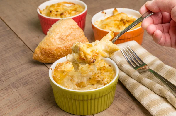 Fresh baked Dungeness Crab macaroni and cheese — Stock Photo, Image