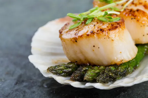 Sauteed scallops on the shell with asparagus — Stock Photo, Image