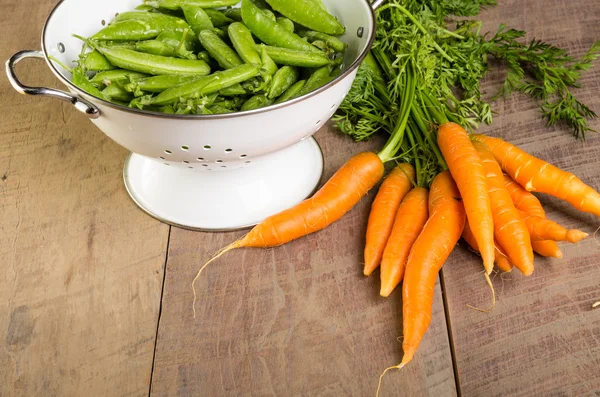 Guisantes verdes frescos y zanahorias —  Fotos de Stock