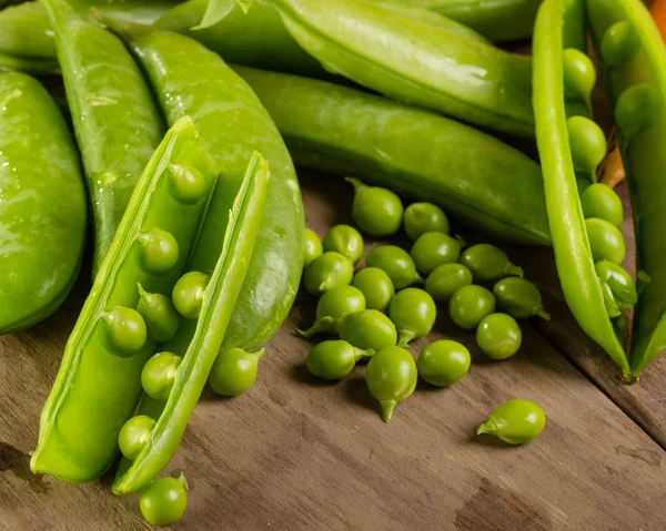 Frisch geschälte grüne Erbsen — Stockfoto