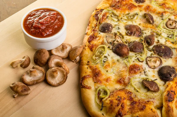 Řemeslník fenykl houby pizza — Stock fotografie