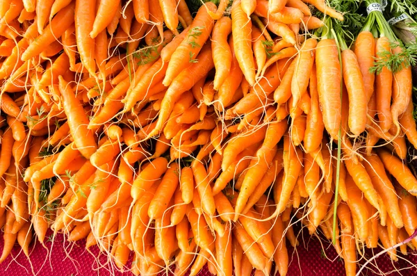 在市场上的鲜橙色胡萝卜 — 图库照片