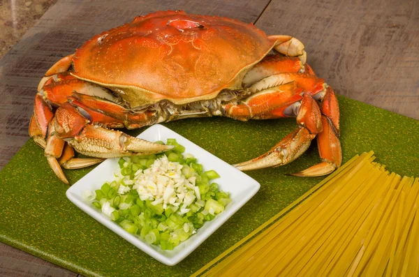 Granchio Dungeness e ingredienti per la pasta — Foto Stock