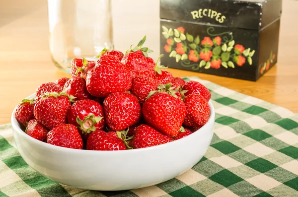 Kom van aardbeien met recept doos — Stockfoto