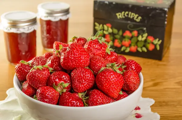 Bol de fraises et bocaux de confiture — Photo