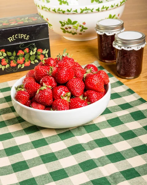Bol de fraises et bocaux de confiture — Photo