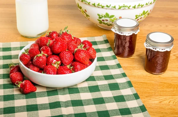 Schüssel Erdbeeren mit Milch und Gelee — Stockfoto