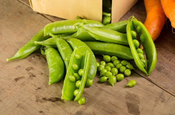 Pois verts et carottes frais écossés — Photo