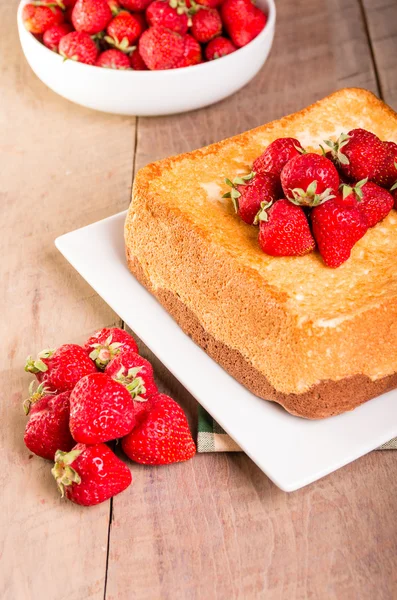 Morangos frescos e bolo de comida de anjo — Fotografia de Stock