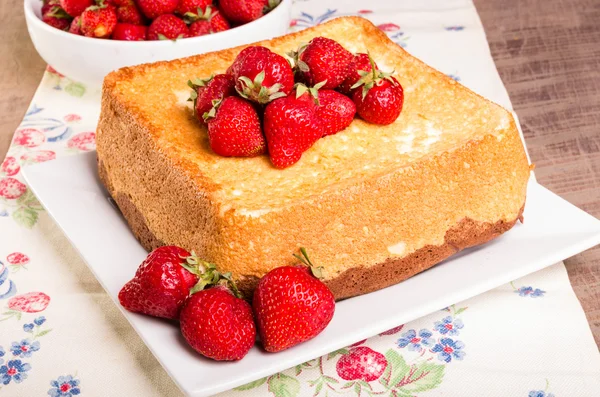 Fresh strawberries and angel food cake — Stock Photo, Image