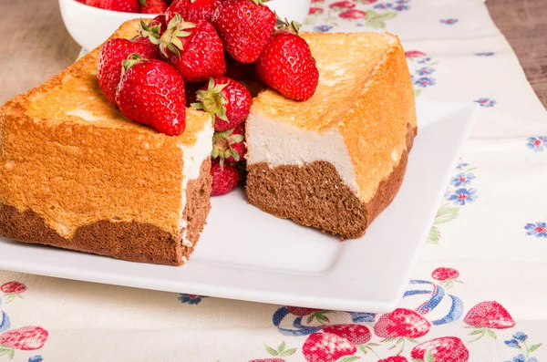 신선한 딸기와 천사의 음식 케이크 — 스톡 사진