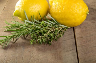 limon ve ahşap bir masa üzerinde otlar