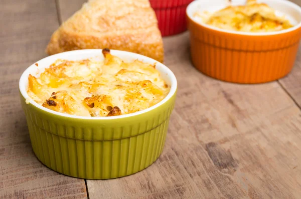 Bright bowls of baked macaroni and cheese — Stock Photo, Image