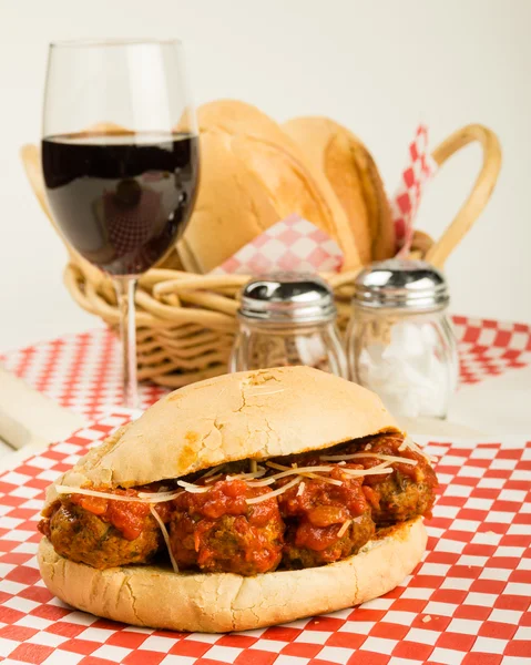 Färska köttbulle sub smörgås till lunch — Stockfoto
