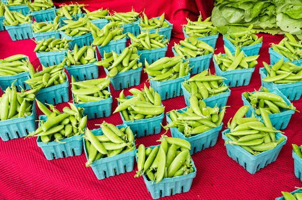 Boxes of fresh peas at the market — Stock Photo, Image