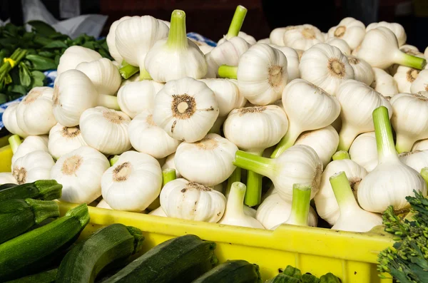 Fresh garlic cloves at the market — Stock Photo, Image