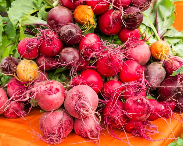 Fresh picked beets at the market — Stock Photo, Image