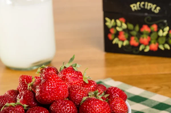 Schüssel Erdbeeren mit Rezeptbox — Stockfoto