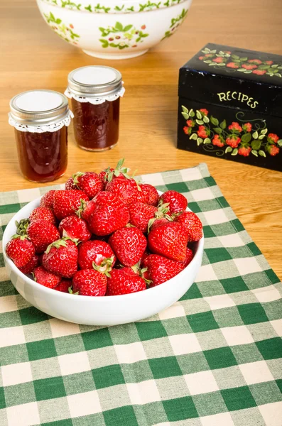 Kom van aardbeien en potten van jam — Stockfoto