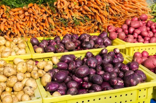 Fresh potatoes at the market — Stock Photo, Image