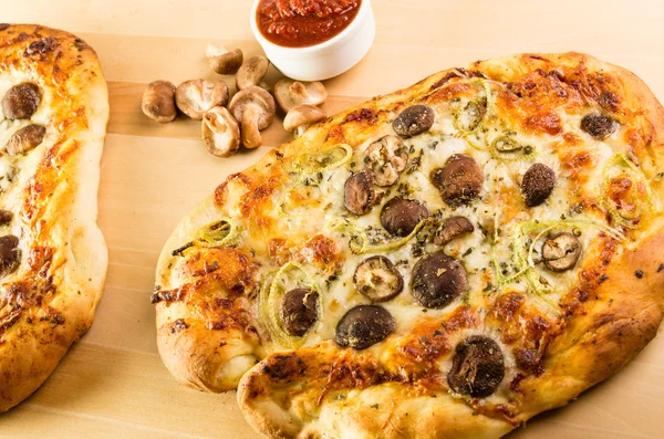 Řemeslník fenykl houby pizza — Stock fotografie