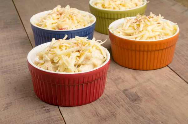 Bowls of crab macaroni and cheese ready for the oven — Stock Photo, Image