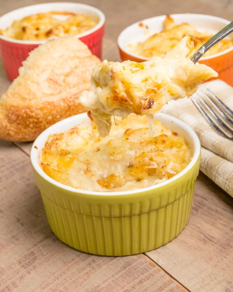 Fresh baked Dungeness Crab macaroni and cheese — Stock Photo, Image