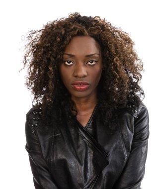 siyah ceketli genç Afro-Amerikan kadın