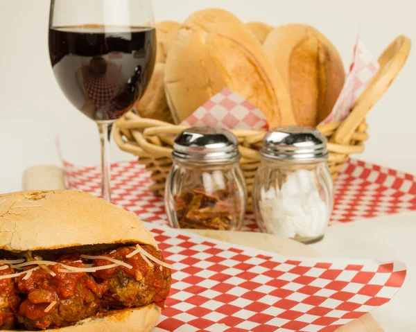 Almôndega fresca sub sanduíche para almoço — Fotografia de Stock