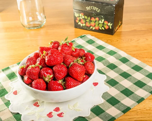 Bol de fraises avec boîte à recettes — Photo