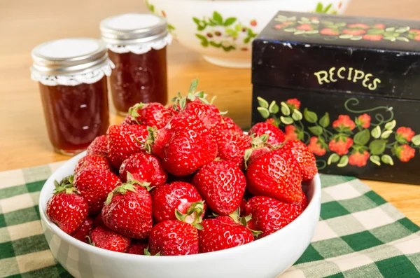 Cuenco de fresas y frascos de mermelada —  Fotos de Stock