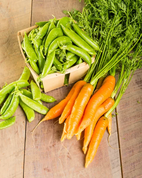 Свежий зеленый горох и морковь — стоковое фото