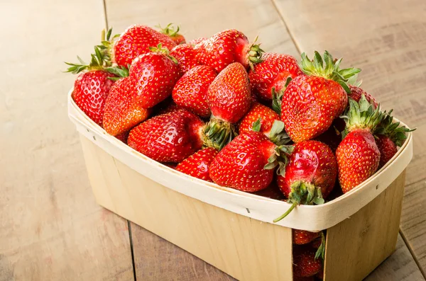 Vers geplukte aardbeien in een mand — Stockfoto