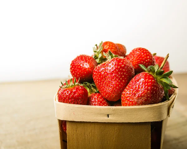 Frisch gepflückte Erdbeeren im Korb — Stockfoto