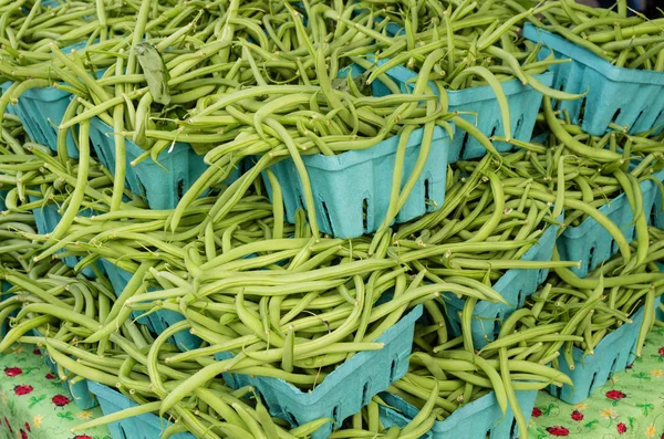 もぎたての緑または文字列豆、市場で — ストック写真