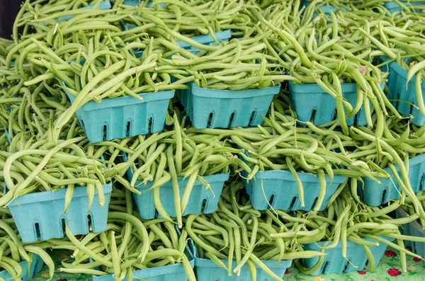 Frisch gepflückte grüne oder Saitenbohnen auf dem Markt — Stockfoto