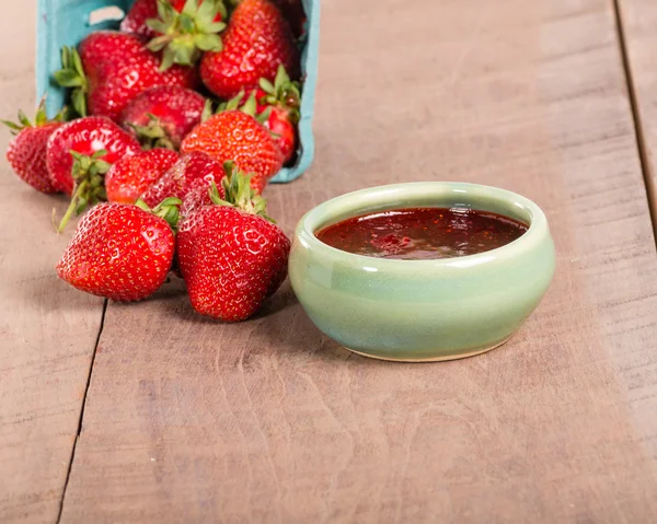 Fresh strawberries and homemade preserves — Stock Photo, Image