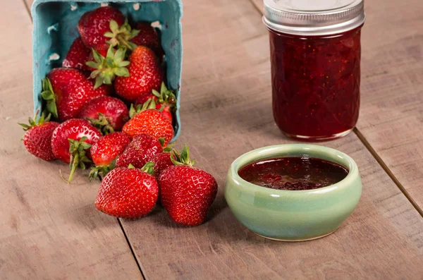 Frische Erdbeeren und hausgemachte Konfitüren — Stockfoto