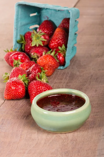 Frische Erdbeeren und hausgemachte Konfitüren — Stockfoto