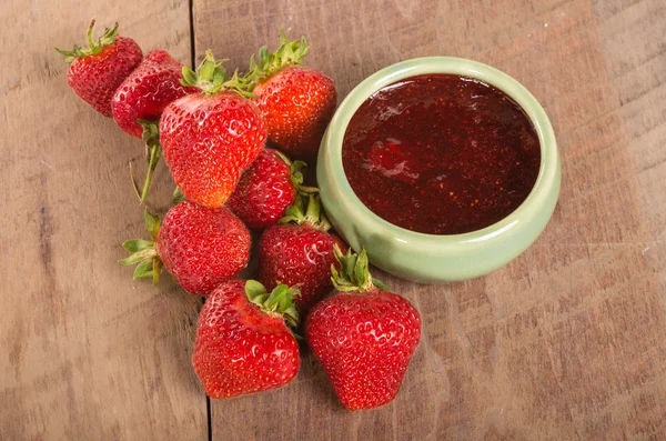 Fresh strawberries and homemade preserves — Stock Photo, Image