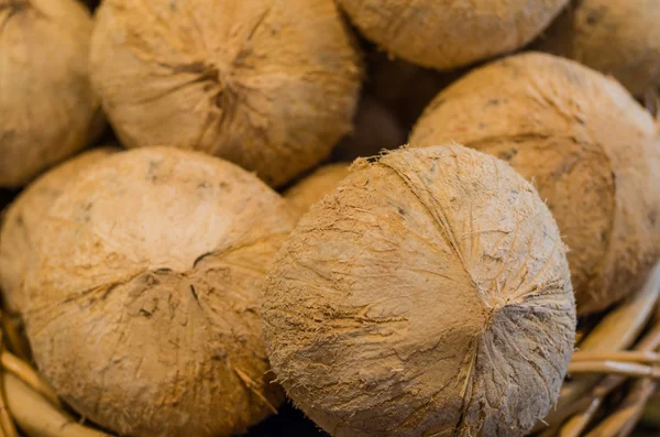 Świeże kokosy na wystawie w rynku — Zdjęcie stockowe