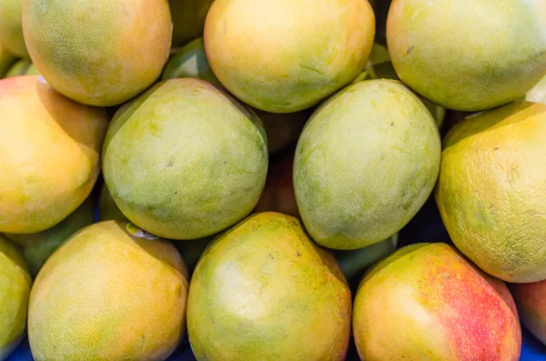 Fresh mangoes on display at the market — Stock Photo, Image