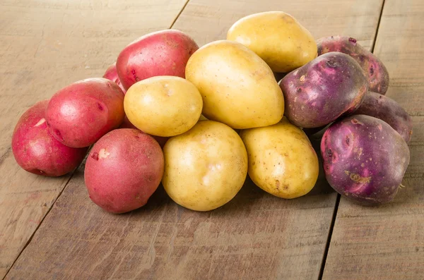 Groep van rood wit en blauw aardappelen — Stockfoto