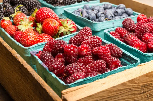 az önce marketten aldım taze çilek kutuları