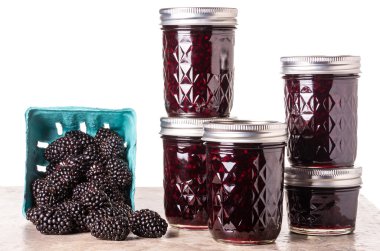 taze böğürtlen reçeli kavanozlara